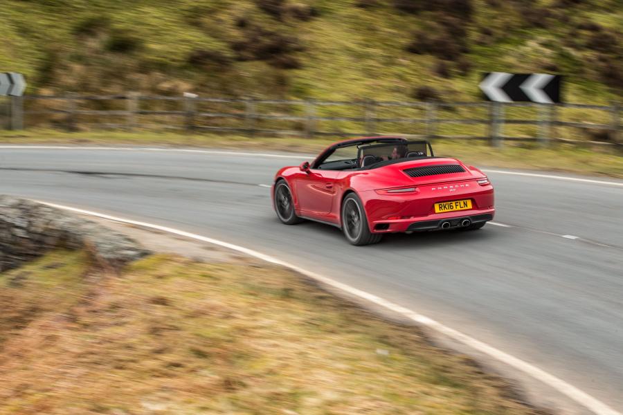  Porsche 911 Carrera 4S Cabriolet 2016 года  (UK) (фото 5 из 30)